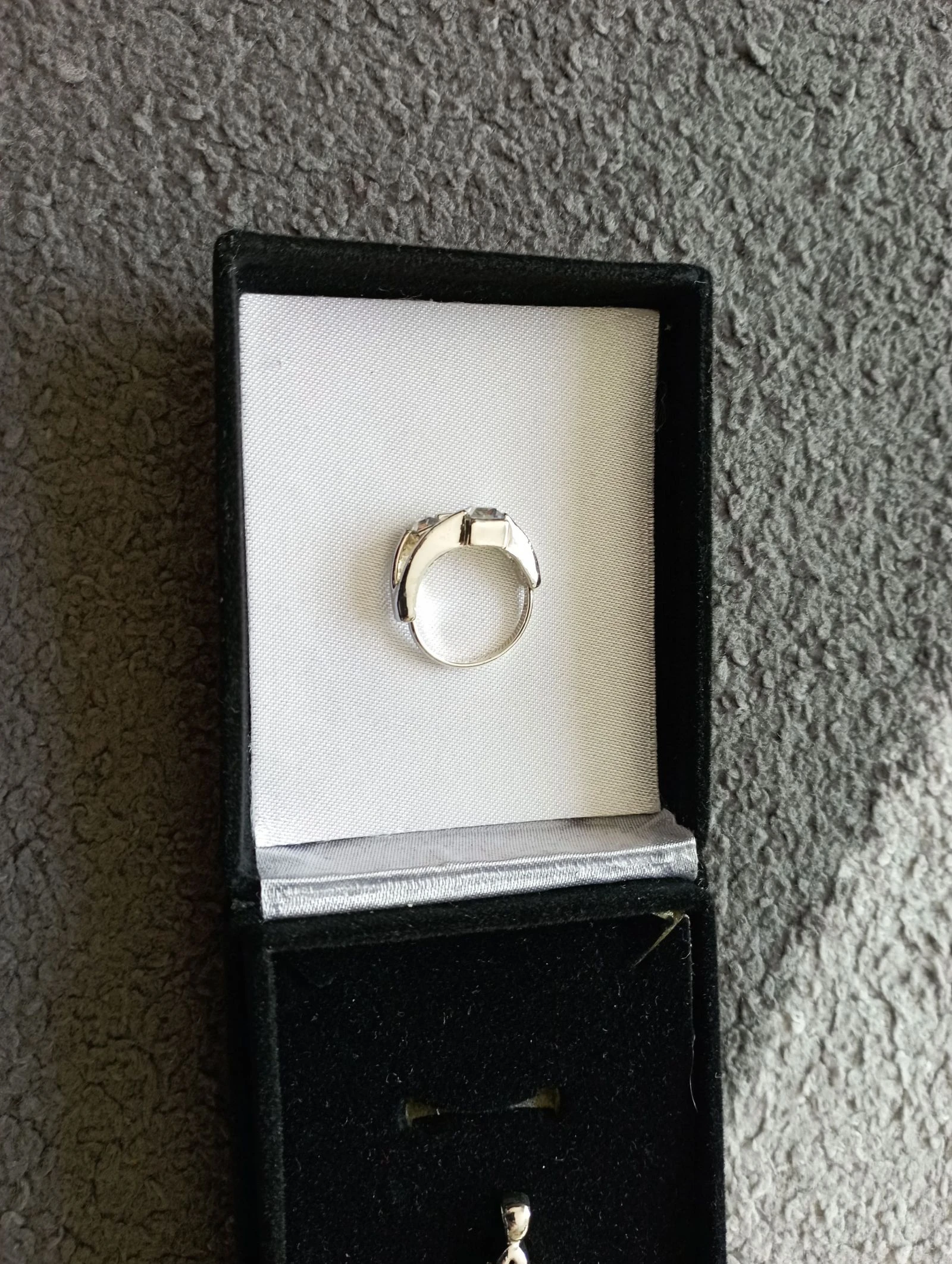 Anillo y colgante de bisutería – photo 2